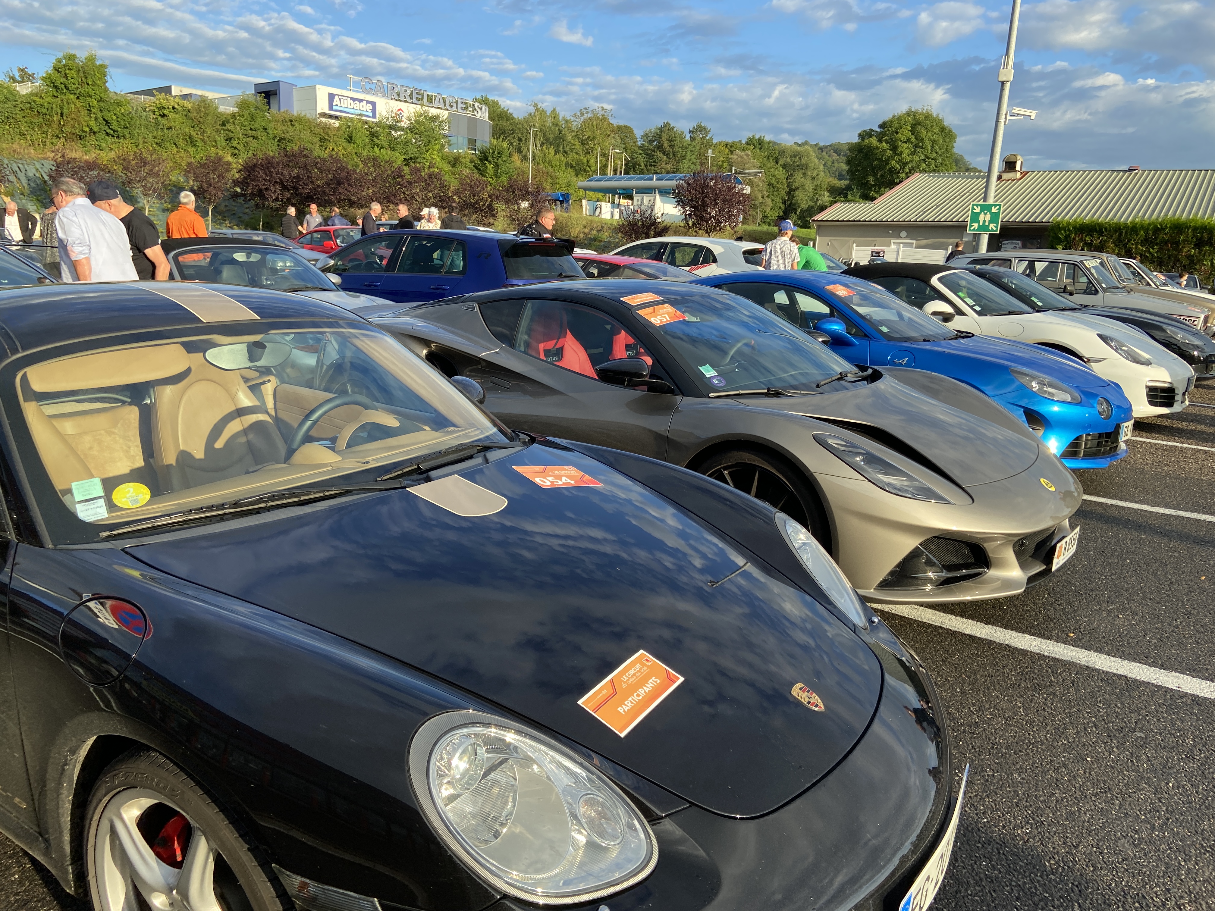 Arrivée des premières voitures à l'Intermarché Toul-Écrouves