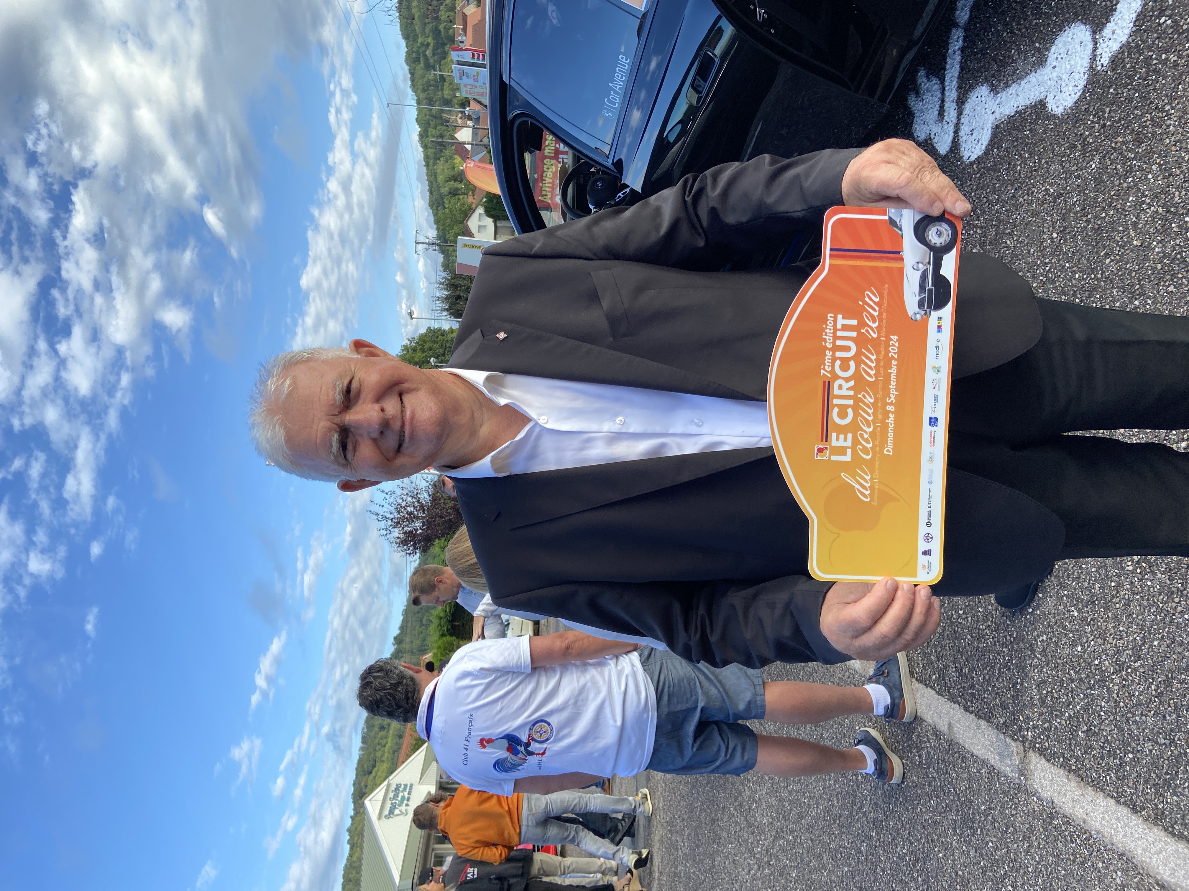 Roger SILLAIRE, maire d'Écrouves avec la plaque du circuit 2024