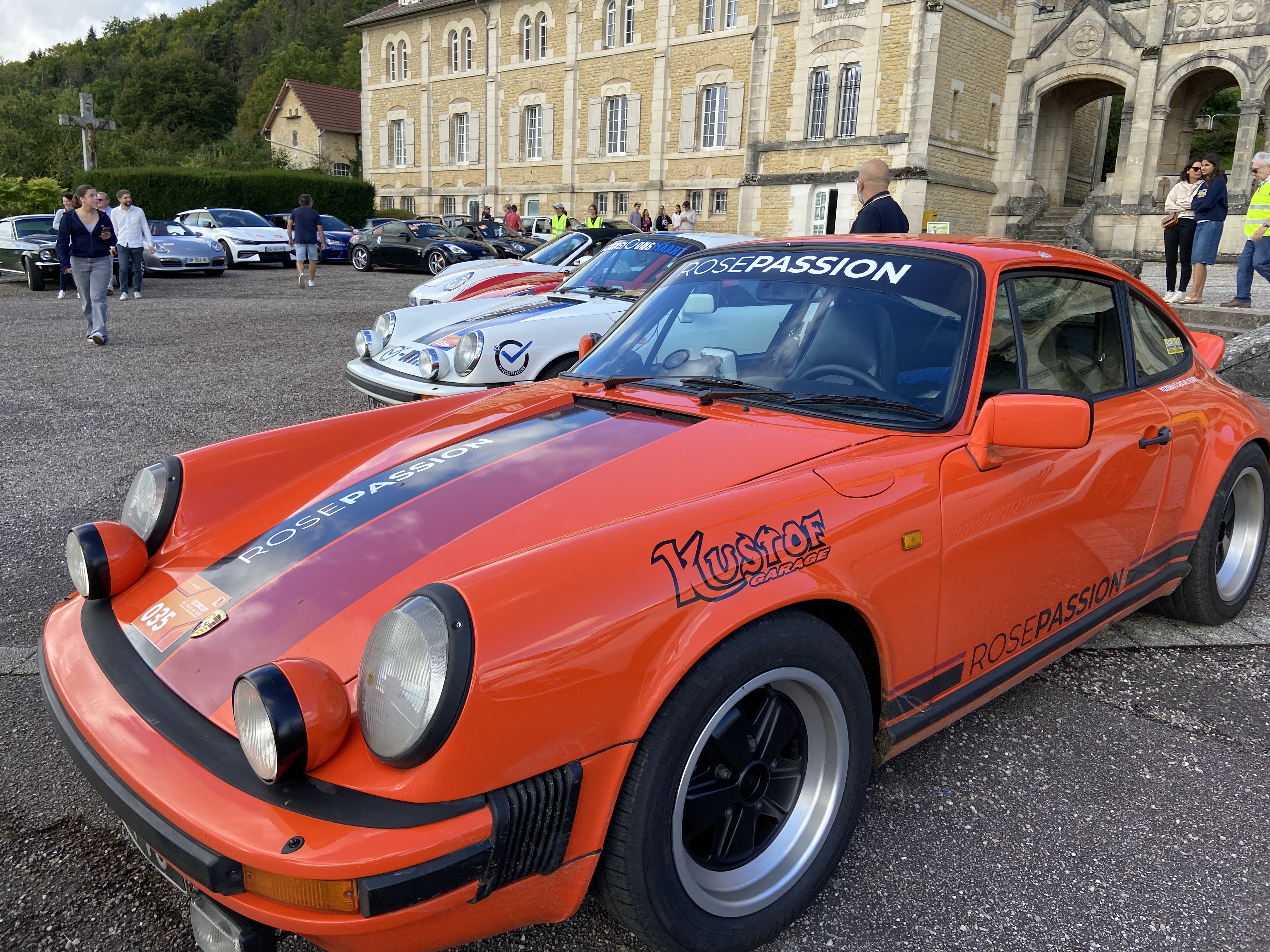 Rose Passion, sponsor de ce circuit lors de la 1ère étape à Domrémy-la-pucelle, Basilique Sainte Jeanne-d'Arc