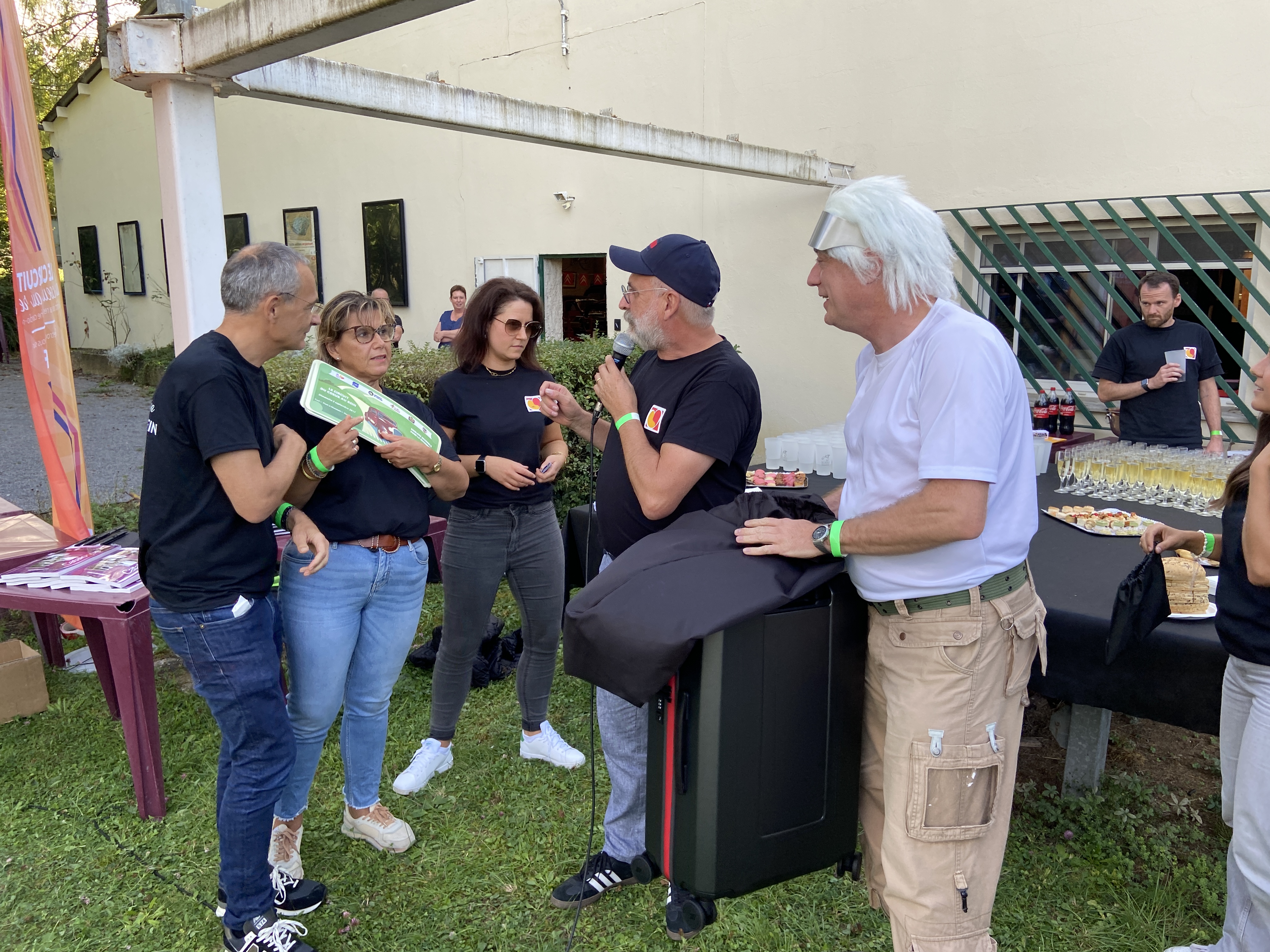 Arrivée au Musée de l'Automobile, avec le premier lot de tombola pour le Doc