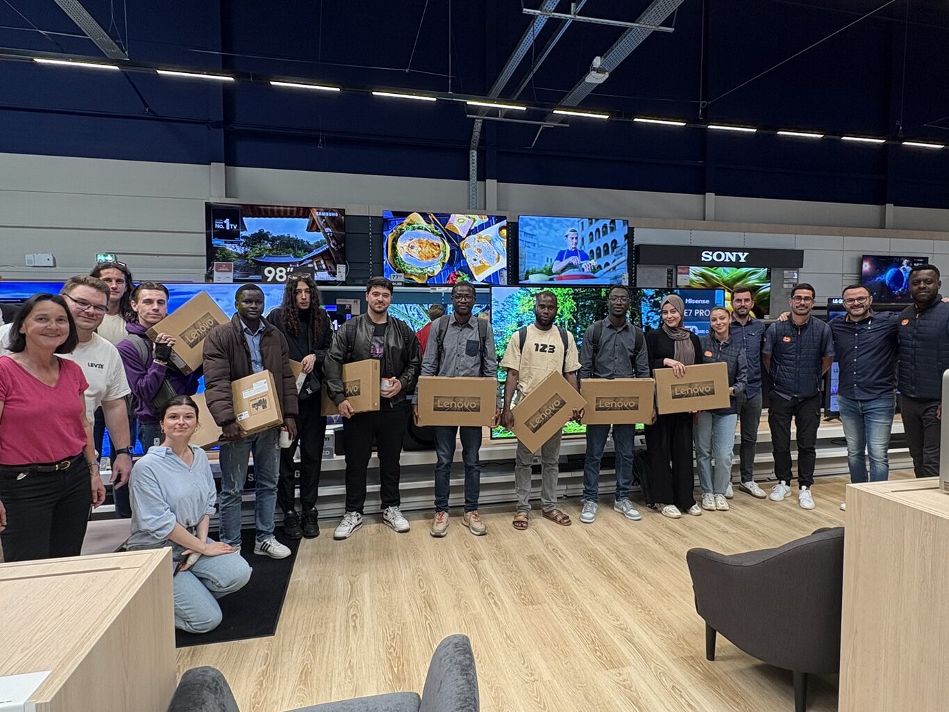 Remise d'ordinateurs aux étudiants par la Fondation Boulanger au Magasin Boulanger de Metz Augny