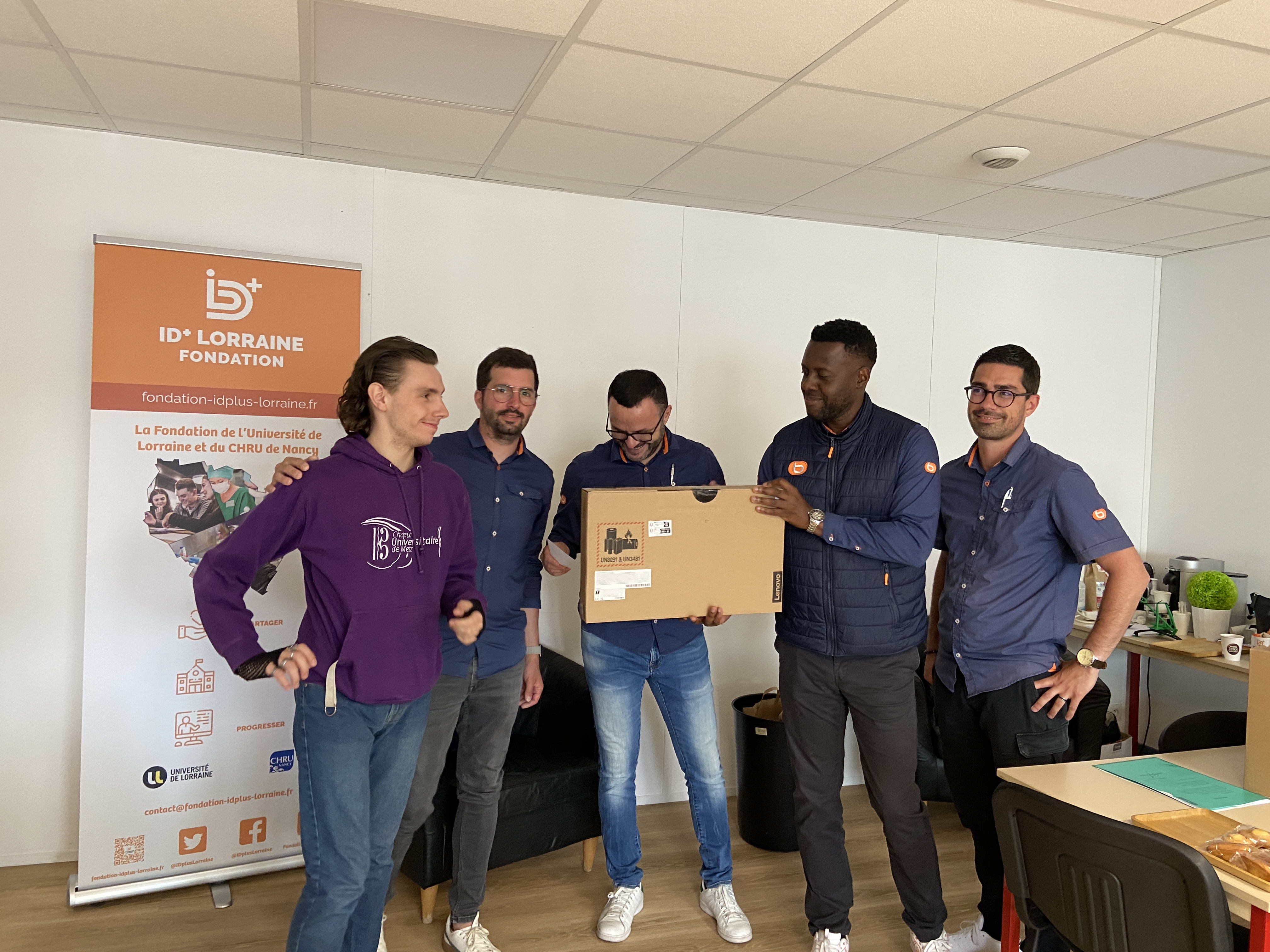 Remise d'ordinateur à un étudiant par la Fondation Boulanger