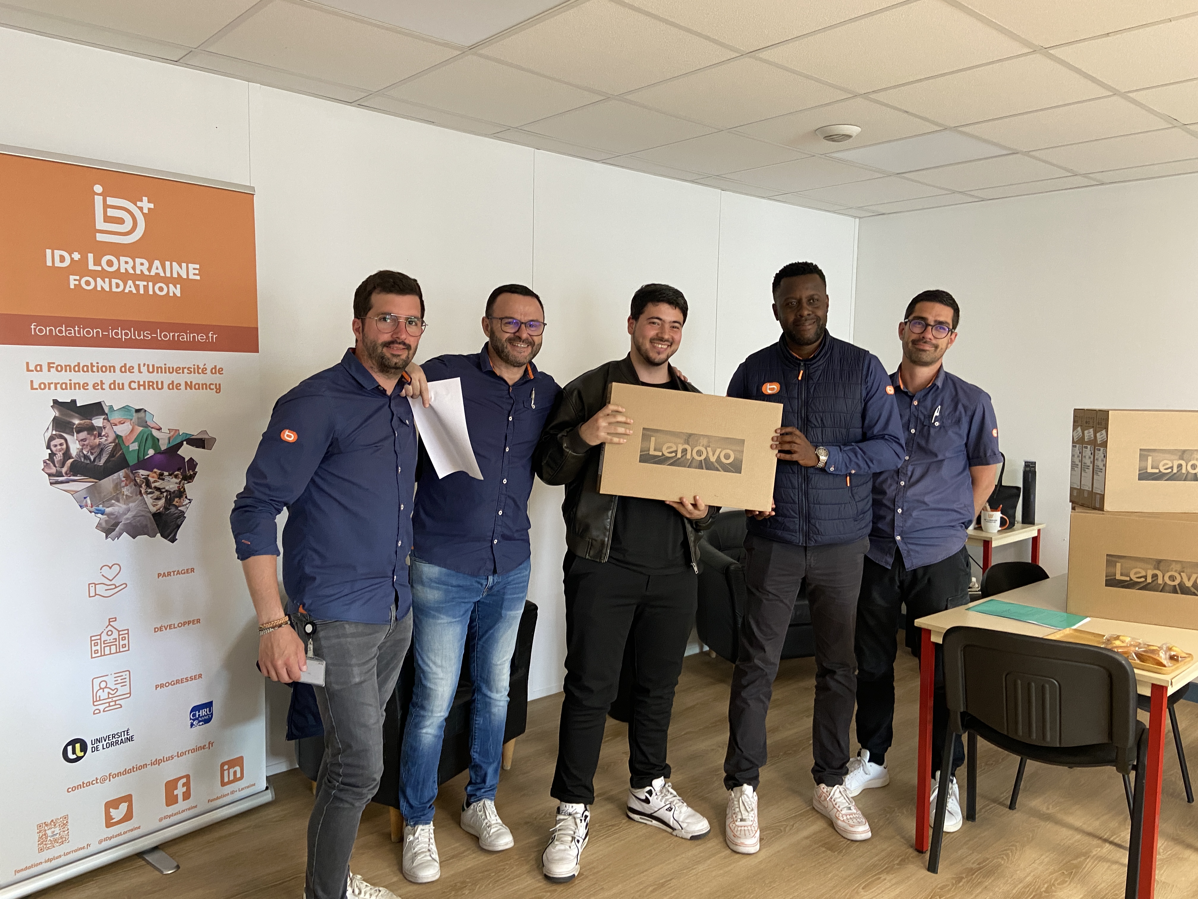 Remise d'ordinateur à un étudiant par la Fondation Boulanger