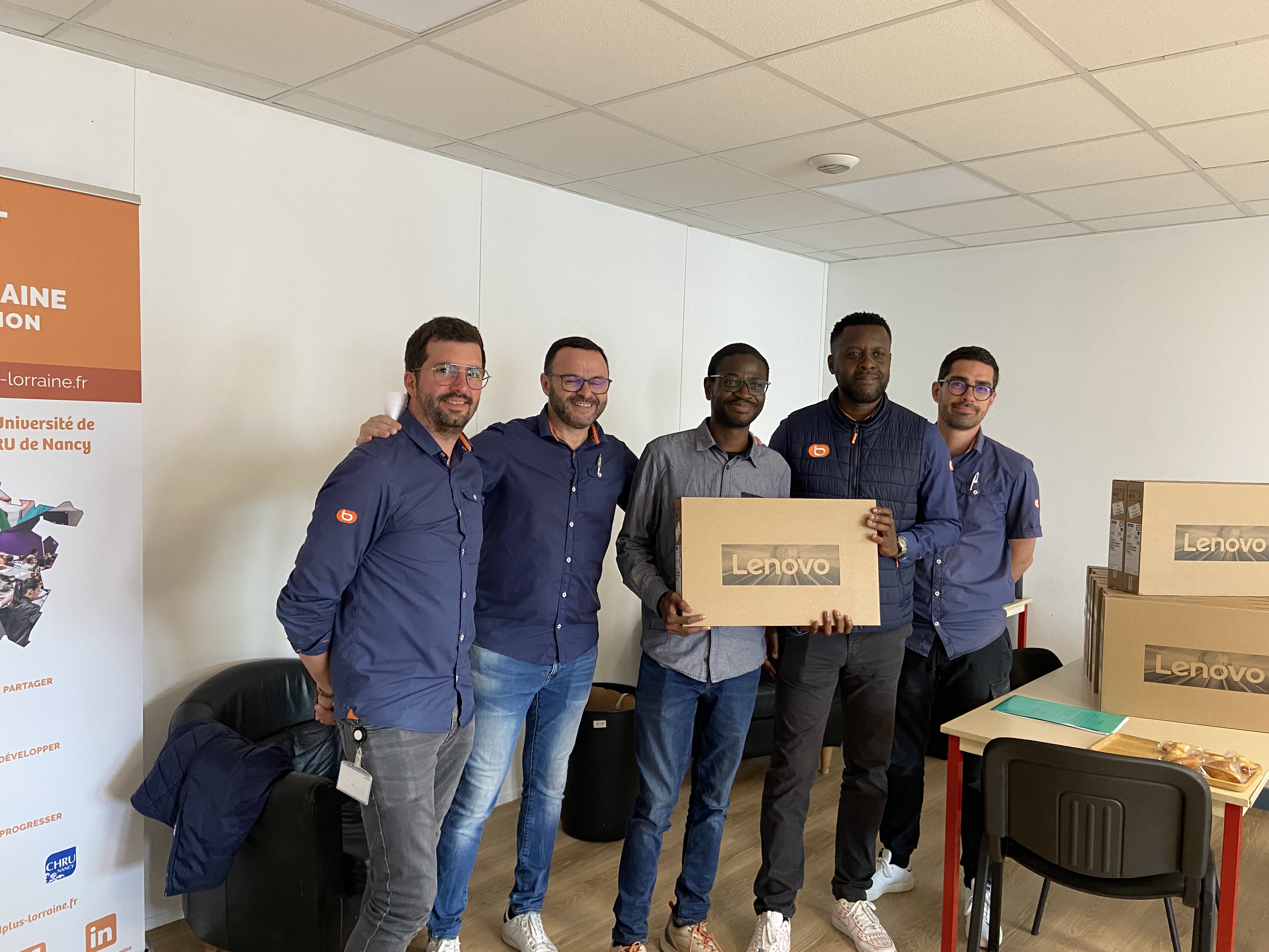 Remise d'ordinateur à un étudiant par la Fondation Boulanger
