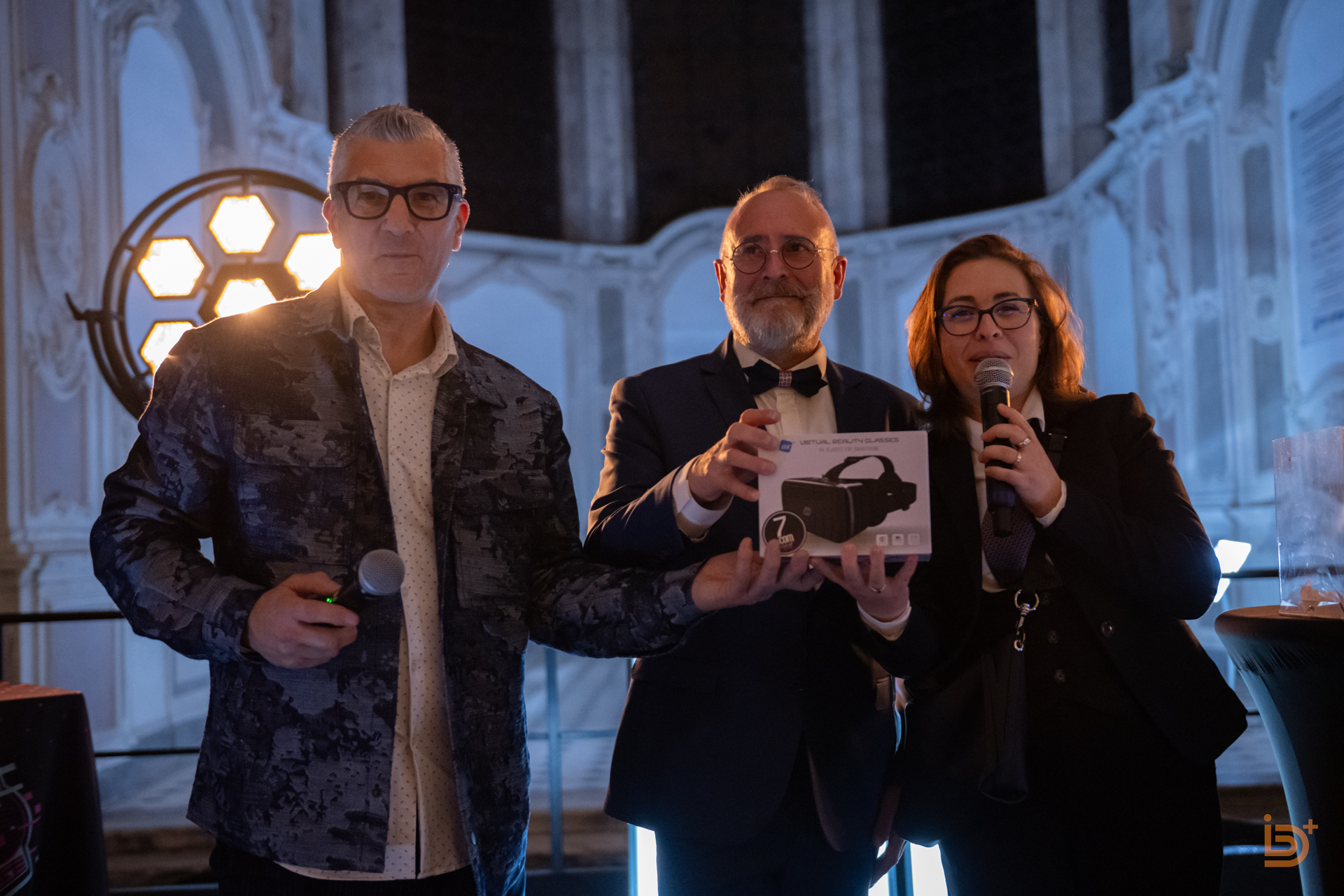 Remise d'un casque VR offert par l'agence 7COM